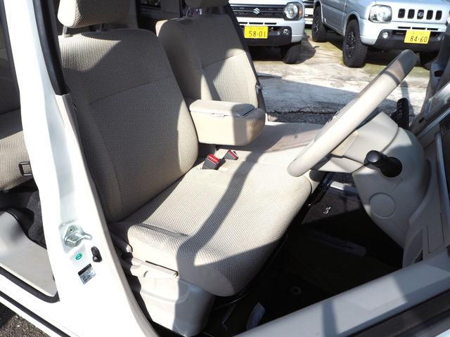 運転席と助手席の真ん中のひじ掛けには小物入れが付いていますので便利です。ベンチシートでどちらからのドアからでも簡単に乗り降りできますし足元も広々で窮屈さがありません。