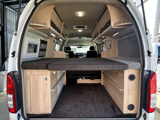 �傫�ȃo�b�N�h�A�ŉו��̏o��������y�X�ł�!