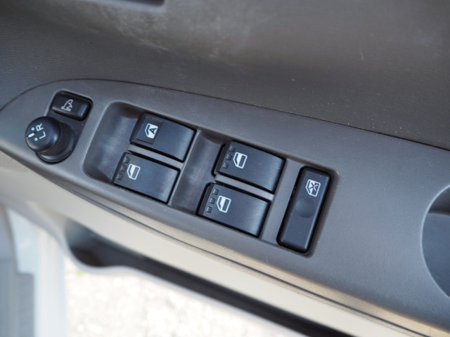 運転席ドアにある電動収納ミラーのスイッチと全窓のパワーウインドウとドアロック&窓ロックのスイッチです。お車は1台限りですので、少しでも気になりましたらご遠慮なく09046440671迄、ご予約ください。