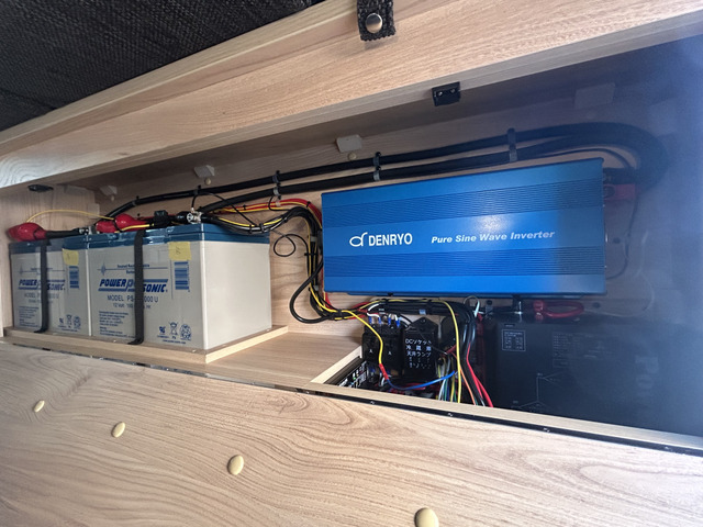 �c�C���T�u�o�b�e���[ 1500W�C���o�[�^�[ ���s�[�d �O���[�d �\�[���[�R���g���[���[