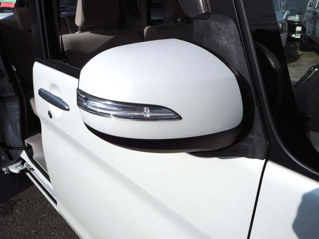 電動格納ウインカーミラーが付いているだけで高級感のUPするウィンカー内臓サイドミラー!!もちろん見た目だけでなく、対向車からの視認性の向上につながり、安全度も上がります。見学や商談予約は09046440671迄