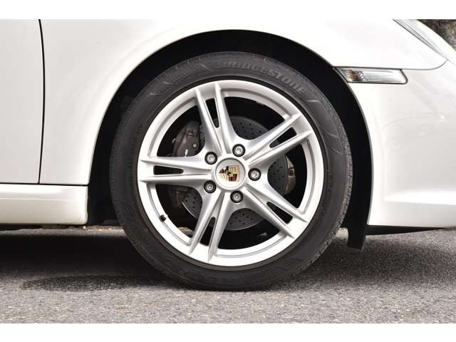 �y�C�����ǂ����[�Ԓv���܂��z�d�グ���X�^�b�t�ɂ��A��p�|���b�V���[�ɂ��{�f�B�̖����d�グ�A�z�C�[���A�^�C���n�E�X�����̐��|�A�����̍R�ۃN���[�j���O�A�e���X�C�b�`�A�n���h���A�ו��̐��|���s���܂��B