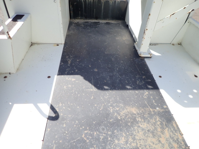 �ב䕔���ɂ́A�@�ށE���ނ̐ςݍ��݂ɗ]�T�̂���X�y�[�X���m�ۂ���Ă��܂��B�ő�ύڗ�:250kg