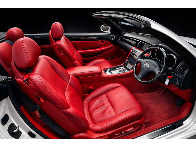 �{�f�B�J���[�͐l�C�̃z���C�g�p�[���N���X�^���V���C���B�����͖ڂ��䂭���b�h���U�[�C���e���A�B�����u�����h�o�b�O�̂悤�ȑ��݊��ŁA��邽�тɋC�����オ����ʂȋ�Ԃł��B