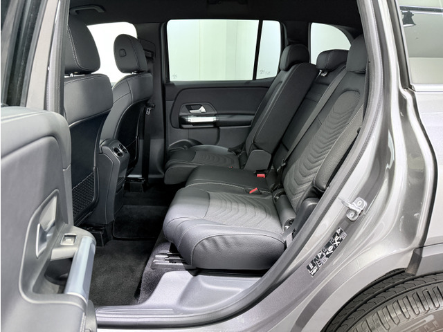 �g�p���̖w�ǖ����R���f�B�V�����̌㕔�ȁB��Ȑ�p��USB�EC�\�P�b�g��A�[�����X�g���p�h�����N�z���_�[�Ȃǂ�������Ă���܂��̂ŁA���K�ȃh���C�u�����y���ݒ����܂��B3��ڃV�[�g���g�p���̓[���ł��B