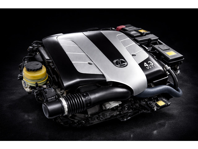 4.3L V8�G���W���𓋍ڂ��A���炩�ŐÂ��ȑ���Ɨ]�T�̂�������B�X���ł������ł��A�X�g���X�����������Ȃ��㎿�ȃh���C�u���y���߂܂��B