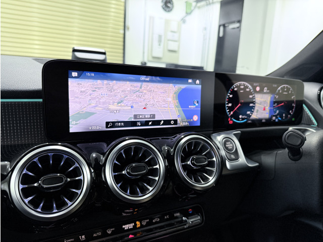 10.25�C���`�̉t����ʂɃ}���`���f�B�A�V�X�e���^�b�`�p�b�h���������MBUX(�����Z�f�X�E�x���c���[�U�[�G�N�X�y���G���X)�͎ԗ��̗l�X�ȋ@�\����蒼���I�ɑ���ł���C���t�H���C�g�V�X�e���ł��B