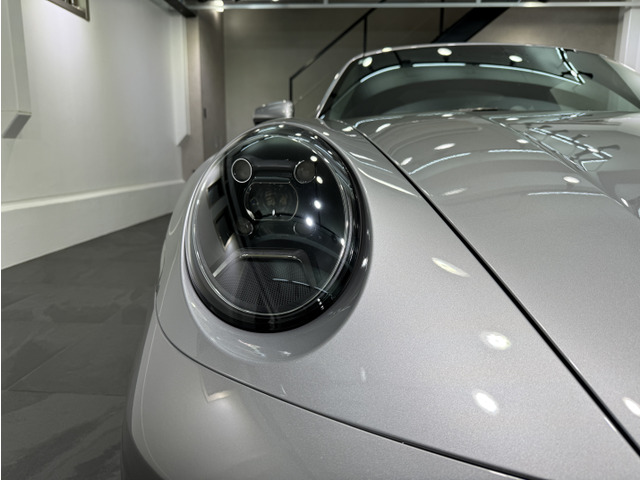 PDLS(�|���V�F�_�C�i�~�b�N���C�g�V�X�e��)LED�w�b�h���C�g�́A�Ԃ̏�Ԃɍ��킹�ďƎ˔͈͂𒲐߂���@�\�ł��B��ԑ��s���Ɍ����_���Ȃ���ہA�����Ŏ�����L���h���C�o�[�̉^�]���T�|�[�g���܂��B