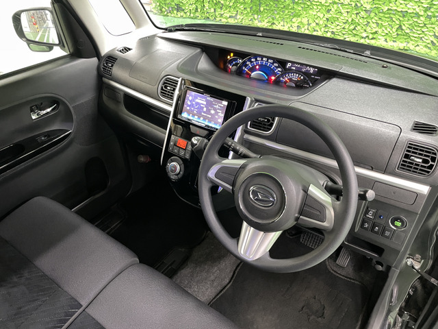 ★徹底した外装クリーニング★エンジンルームの徹底クリーニング 細かい隙間の汚れも歯ブラシを使い徹底クリーニング ドアの内側も徹底クリーニング