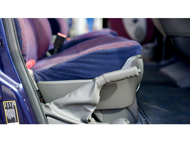 �^�]�Ȃ̉E��(�E�n���h��)�̃T�C�h�u���[�L���o�[������܂�