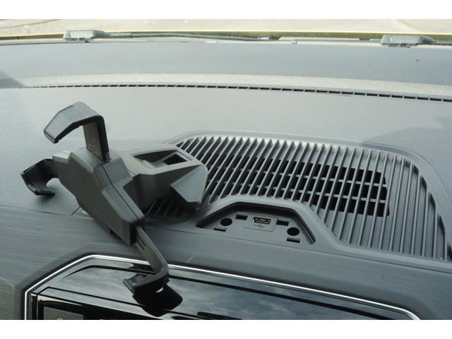 USB���t���Ă���̂ň��S���ăX�}�z���g���܂��B