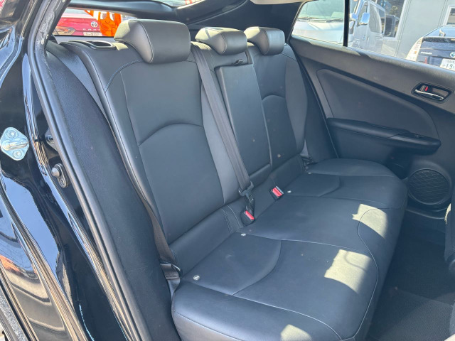 �Z�J���h�V�[�g�͑�l��l������Ă��\���ȃX�y�[�X���m�ۂ���Ă���܂��B