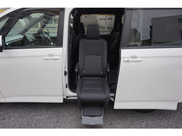 ヴォクシー1.8 ハイブリッド S-G ウェルキャブ サイドリフトアップチルトシート