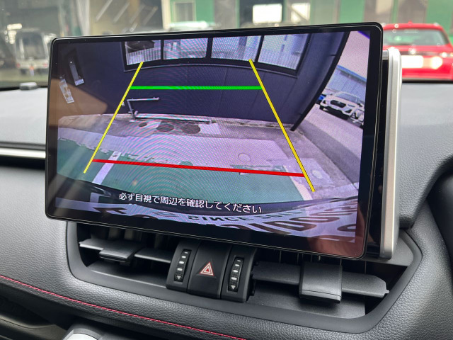 バックカメラおよびガイドライン表示が装着されていますので、車庫入れが苦手な人でもアシストしてくれます!