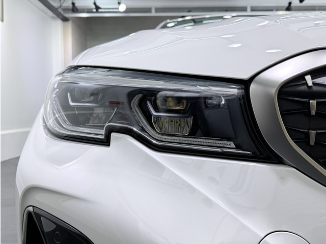 �u���[�̃f�U�C���A�N�Z���g�ƁwBMWLaser�x�̃��S�ɂ�莋�o�I�ɂ������咣����BMW���[�U�[���C�g�́A�n�C�r�[�����[�h��ݒ肷��ƍŒ�500m�܂ł̋������Ǝ˂���ԑ��s���ɂ����K�ȑ��s���\�ł�