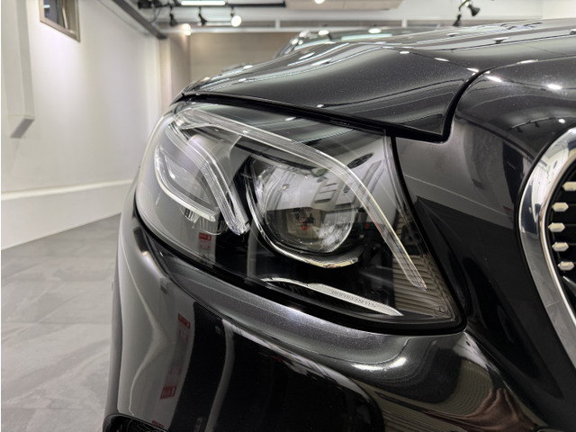 �w�b�h���C�g�����Y���������̂����Y��ȏ�Ԃ��ۂ���Ă���܂��B��Ԃ̃h���C�u�����S�̃A�_�v�e�B�u�n�C�r�[���A�V�X�g�v���X��C���e���W�F���g���C�g�V�X�e���@�\�t�}���`�r�[��LED�w�b�h���C�g���̗p�B