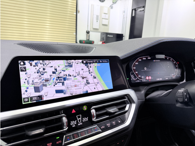 BMW���C�u�R�b�N�s�b�g��12.3�C���`�E�}���`�f�B�X�v���C���[�^�[�p�l����10.25�C���`���C�h�E�R���g���[���f�B�X�v���C(�^�b�`�p�l���@�\�t)�ł��B�i�r�Q�[�V�����V�X�e����n�f�W�������܂��B