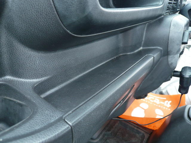 グローブボックス上、財布鍵置きに便利なスペースがあります!