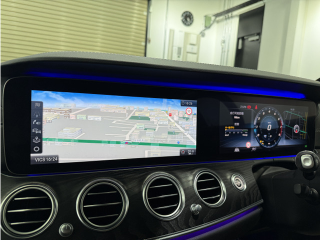 ��̊��̂���12.3�C���`�̃f�W�^���R�b�N�s�b�g�f�B�X�v���C�ƃ��f�B�A�f�B�X�v���C�͗���ʂɗl�X�ȏ���\�����邱�Ƃ��\�ł��B�܂��A�\�����ڂ��������w�b�h�A�b�v�f�B�X�v���C����������Ă��܂��B