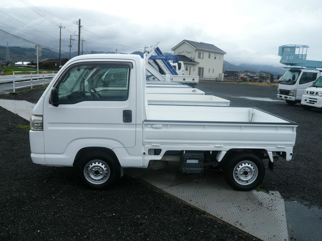 アクティTは、フルタイム4WDになります。パートタイムと違い、2駆〜4駆に切り替えるスイッチはありません。