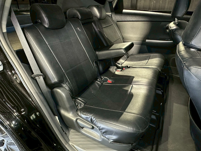 【セカンドシート】 セカンドシートは大人二人が乗っても十分なスペースが確保されております。