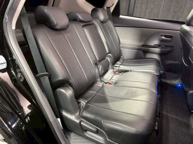 【セカンドシート】 セカンドシートは大人二人が乗っても十分なスペースが確保されております。
