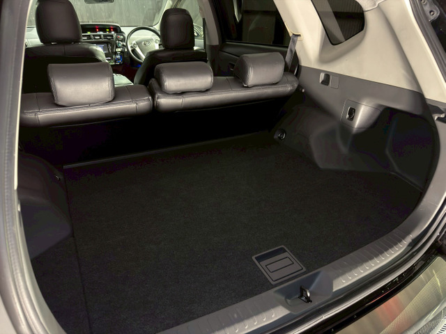 【ラゲッジルーム】 広々としたラゲッジルームはレジャーにも大活躍です!!