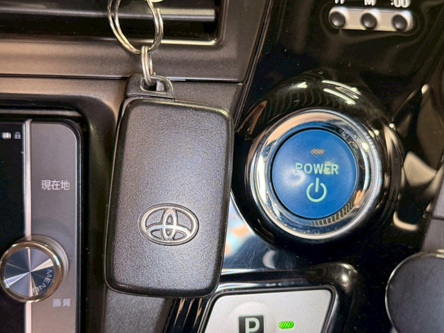 【スマートキー】 車内へのアクセス楽々、今や必須アイテムの「スマートキー」には、キー複製防止「イモビライザー」まで備わっております。