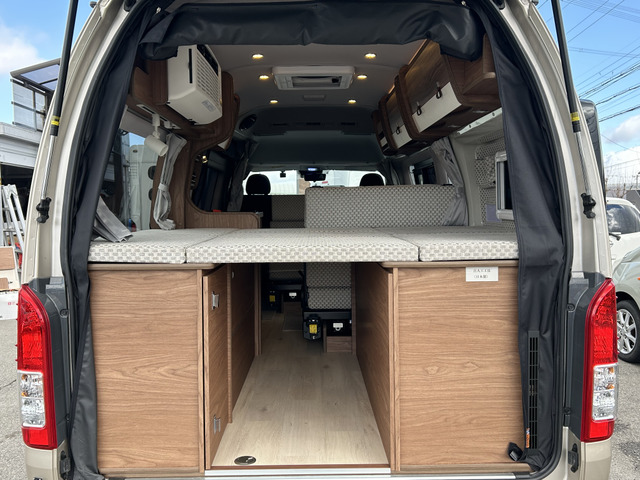 �傫�ȃo�b�N�h�A�ŉו��̏o��������y�X�ł�!