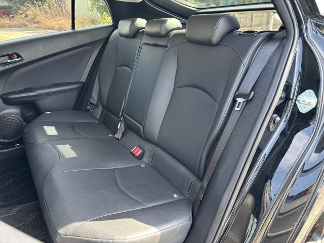 �Z�J���h�V�[�g�͑�l��l������Ă��\���ȃX�y�[�X���m�ۂ���Ă���܂�