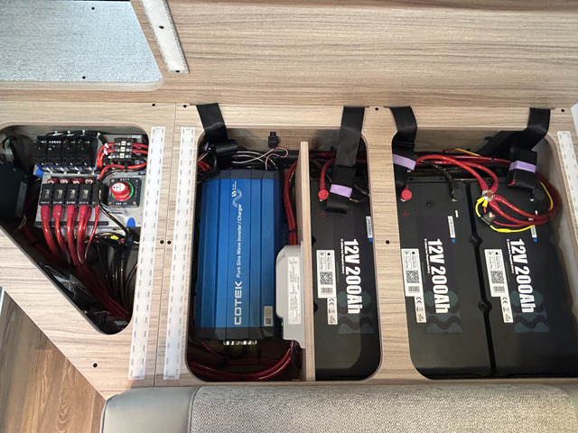 ��e��600Ah���`�E���C�I���o�b�e���[!2000W�C���o�[�^�[!