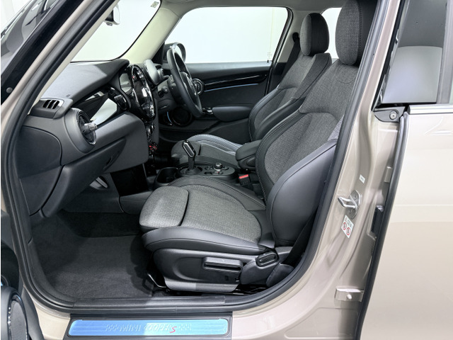 ���ǎ��A���Ԃ����T���Ȃ�JU�K���̔��X�̓��X�ɂ��C���������B�c�ƃX�^�b�t�S�����u���Îԍ���Z�\�m�}�C�X�^�[�v�u���Î����Ԕ̔��m�v���i��ۗL�B�������ڂŎd���ꂽ�ǎ��Ȏԗ���̔����Ă���܂��B