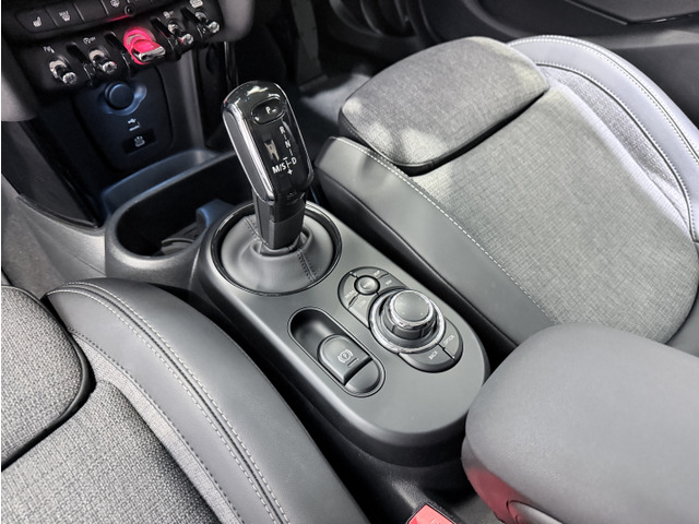 �������X����邨�q�l�ցB���X�̃V���[���[����2�䕪�̓W���X�y�[�X�ƂȂ��Ă���A�݌ɎԂ͕��i�X�܂Ƃ͕ʂ̃X�g�b�N���[�h�ŕۊǂ��Ă���܂��̂ŁA�����X�̍ۂ͎��O�ɂ��d�b�ɂĂ����X�\������肢�v���܂��B