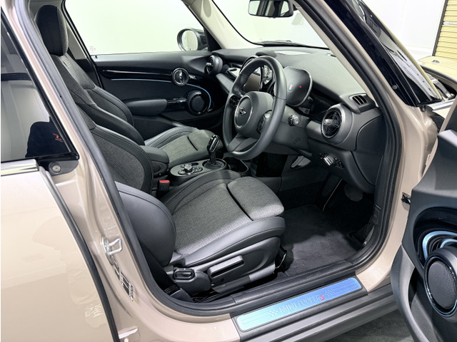 ���[�J�[�I�v�V�����̃N���V�b�N�g�����𑕔����Ă���܂��̂ŁA�^�]�ȁE����ȋ��Ƀn�[�t���U�[�̃X�|�[�c�V�[�g�ƂȂ�܂��B�C���e���A�͎g�p�����w�ǖ����ƂĂ��Y��ȃR���f�B�V�����ƂȂ��Ă���܂��B