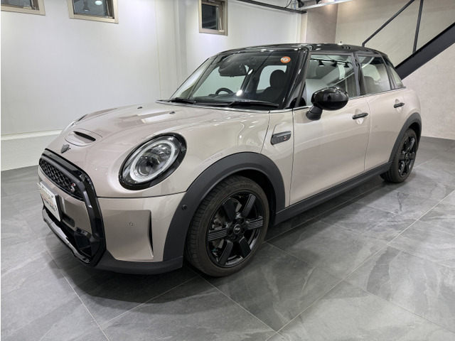 �h���C�r���O�E�A�V�X�g�p�b�P�[�W�ɂ͑O�Ԑڋߌx���@�\�A�Փ˔�Q�y���u���[�L�A���[���E�f�B�p�[�`���[�E�E�H�[�j���O��p�[�L���O�A�V�X�g�p�b�P�[�W���܂܂�A�h���C�o�[�̈��S�^�]�x�����������܂��B