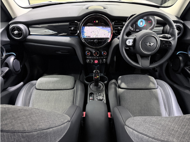 �N���V�b�N�g�����̓��A�r���[�J�����AMINI�h���C�r���O���[�h�A�p�[�L���O�A�V�X�g�A�t�����g&���APDC(�p�[�N�f�B�X�^���X�R���g���[��)�A��p�V�[�g���Z�b�g�ɂȂ����I�v�V�����ł��B