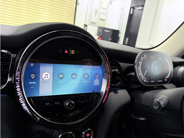 �}���`�f�B�X�v���C�E���[�^�[�p�l����Z���^�[�}���`���f�B�A�f�B�X�v���C�𑕔��B����HDD�i�r�̑��AApplecarPlay���̃��f�B�A�ɂ��Ή����Ă��܂��B�X�}�[�g�t�H���̃��C�����X�`���[�W���\�ł��B