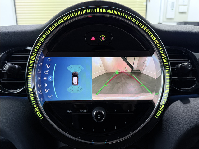 �K�C�h���C���\���t�o�b�N�J�����ɉ������q�̑O��o���p�[�ɑ������ꂽ�p�[�L���O�Z���T�[����Q�������m���A�c�񒓎Ԃ��h���C�o�[�ɑ����Ĕ������T�|�[�g�����Ă����p�[�L���O�A�V�X�^���g��������Ă���܂��B