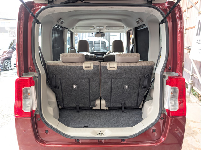 ���A�V�[�g���g�p���Ă����Ԃł��\���ȃ��Q�b�W�X�y�[�X���m�ۂ���Ă܂��B���������A�V�[�g�͑O��ɃX���C�h����̂ōX�ɍL���X�y�[�X���m�ۂ���܂��B