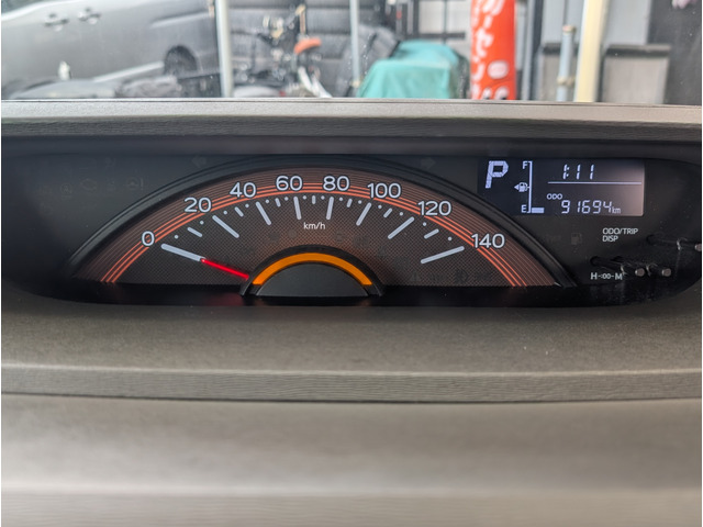 �X�b�L���Ƃ����f�U�C���̃��[�^�[�p�l���̓z���C�g����Ƃ����F�����ł��B�Z���^�[�}�E���g�������̃^���g�ł��B�t���\�����ɂ͊e����p����\������C���t�H���[�V�����f�B�X�v���C��������Ă���܂��B