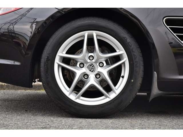 �y�C�����ǂ����[�Ԓv���܂��z�d�グ���X�^�b�t�ɂ��A��p�|���b�V���[�ɂ��{�f�B�̖����d�グ�A�z�C�[���A�^�C���n�E�X�����̐��|�A�����̍R�ۃN���[�j���O�A�e���X�C�b�`�A�n���h���A�ו��̐��|���s���܂��B