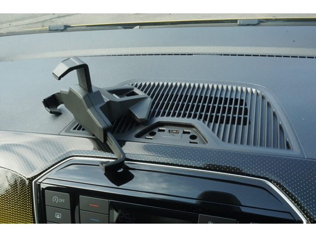 USB���t���Ă���̂ň��S���ăX�}�z���g���܂��B