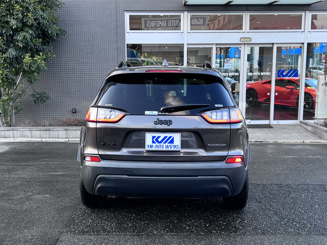 �{�f�B�ɕt���Ă���o�b�W���u���b�N�œ��ꂳ��Ă���܂��B