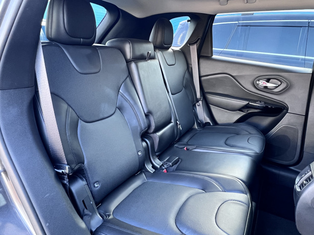 ��ȃV�[�g���X���C�f�B���O�@�\���t���Ă���܂��B