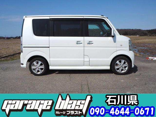 ���E���Ɍ㕔�h�A�͓d���̃X���C�h�h�A�ɂȂ��Ă��܂��̂� �������ԏ�Ńh�A���J�����͂��݂� �ׂ̎ԂɂԂ���S�z������܂���