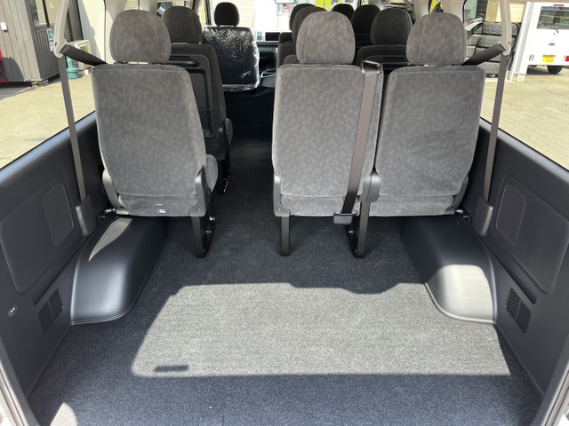 グランドキャビンの魅力は最大10名乗り状態+広々としたラゲッジスペースを確保できる点ですね(^^♪趣味・アウトドアからお仕事・送迎など幅広いシーンで活躍する訳ですね★