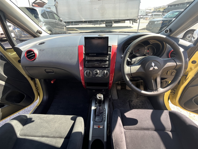 運転席回りです。スポーティーなインテリアで運転も楽しめます。