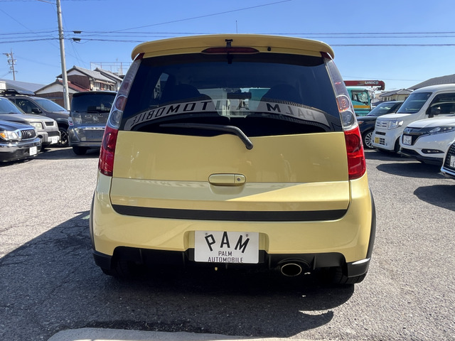 後面です。ラリーアートバージョンRらしいスポーティーなスタイルが際立ちます。