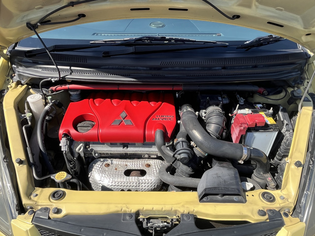 エンジンルームです。ラリーアート バージョンRのターボエンジンを搭載しています。