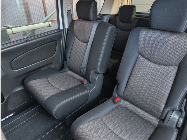 2��ڃV�[�g�̃Z���^�[����1��ڃV�[�g�܂ŃX���C�h����̂ł����̒ʂ�L���v�e���V�[�g�Ƃ��Ďg�p���鎖���\�ł��B���Ԏ�ł�7�l��肩8�l��肩�ԑI�тɖ������ł܂����Z���i�Ȃ�Ζ������Ȃ��ł���